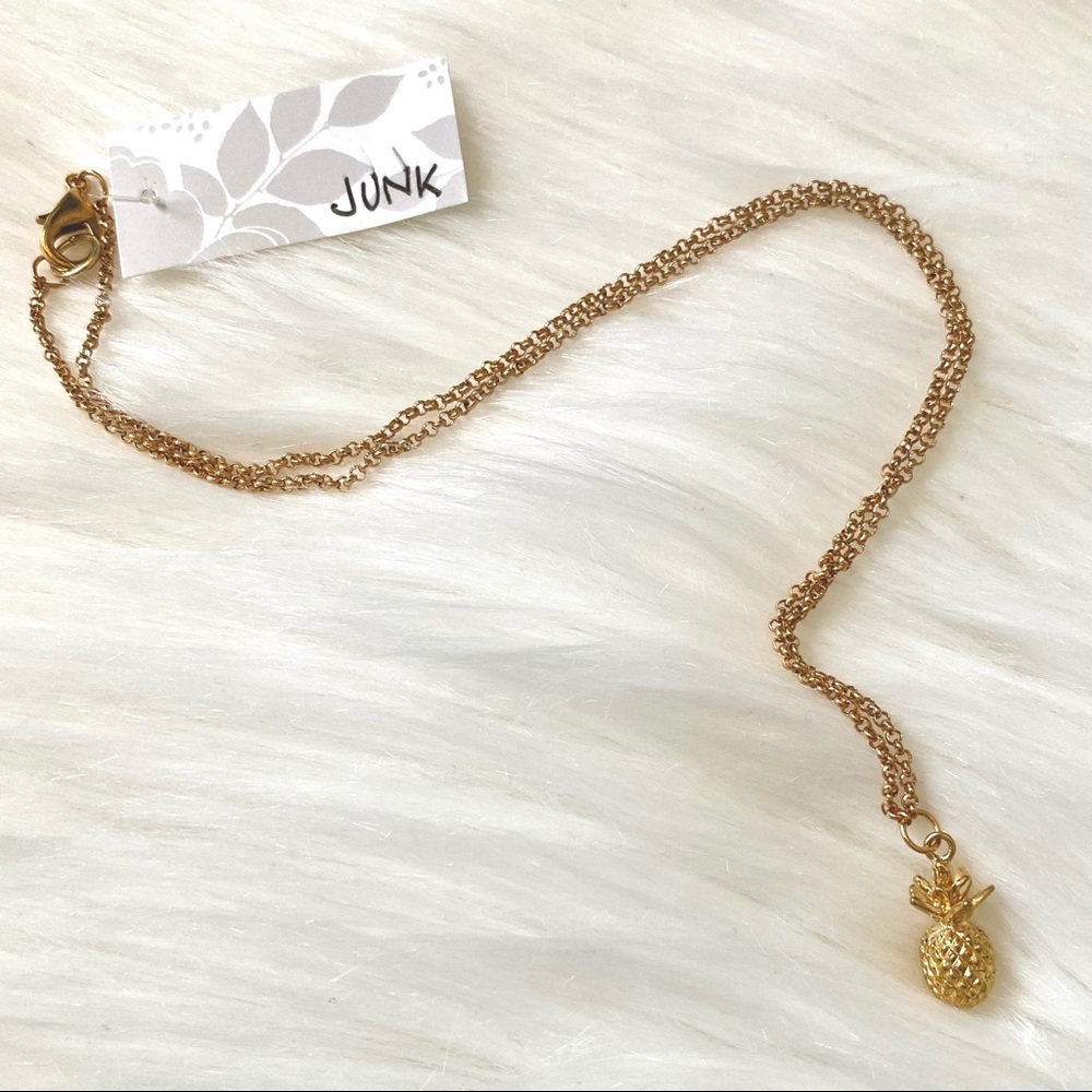 Lovely gold pineapple necklace 🍍